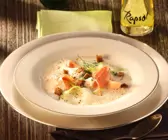Räucherforellensuppe mit Lauch und Schwarzbrot-Croûtons