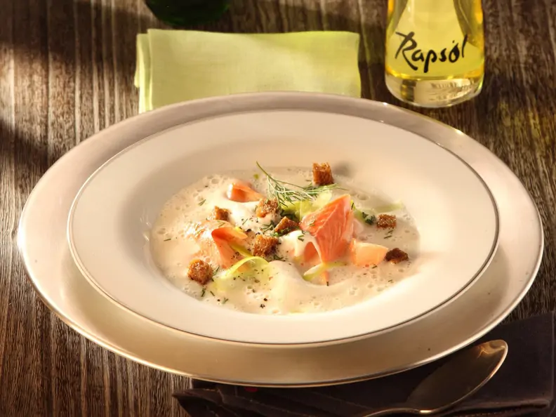 Räucherforellensuppe mit Lauch und Schwarzbrot-Croûtons
