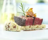 Rinderfilet mit Gewürz-Nuss-Couscous und Rapsöl-Schalottensauce