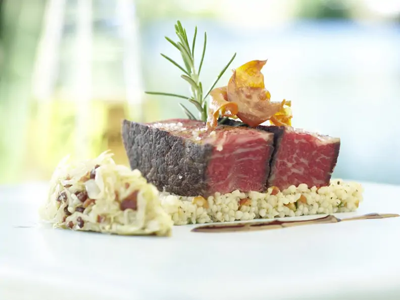 Rinderfilet mit Gewürz-Nuss-Couscous und Rapsöl-Schalottensauce