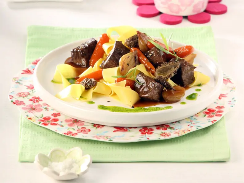 Wildschweinragout mit Morcheln und Estragon-Orangenöl