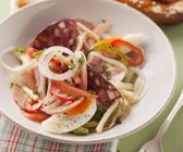Wurst-Käse-Salat mit Ei