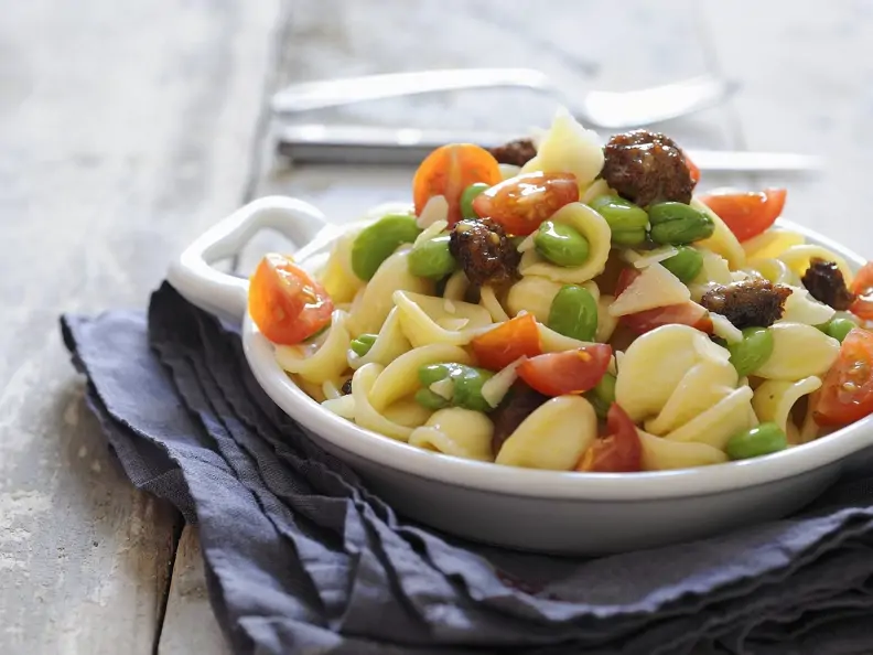 Pasta mit Fleischbällchen, Bohnen und Tomaten