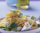 Zitronige Pasta mit Erbsen und Ricotta