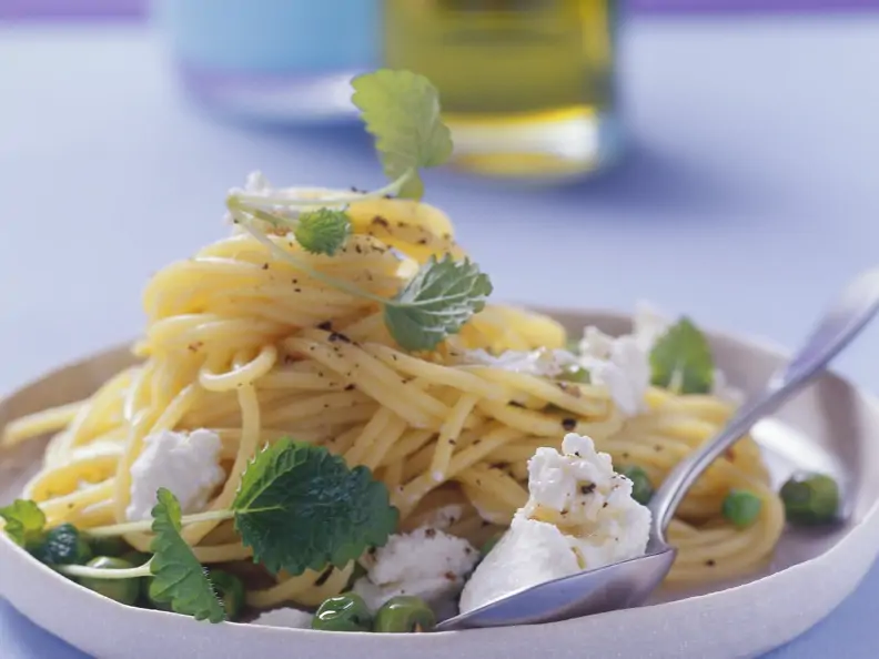Zitronige Pasta mit Erbsen und Ricotta