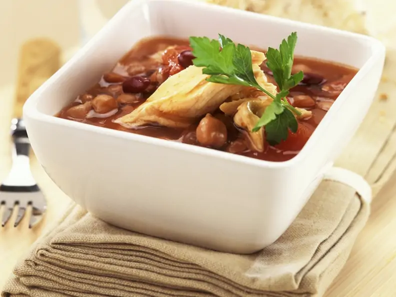 Scharfe Hühnchensuppe mit Hülsenfrüchten
