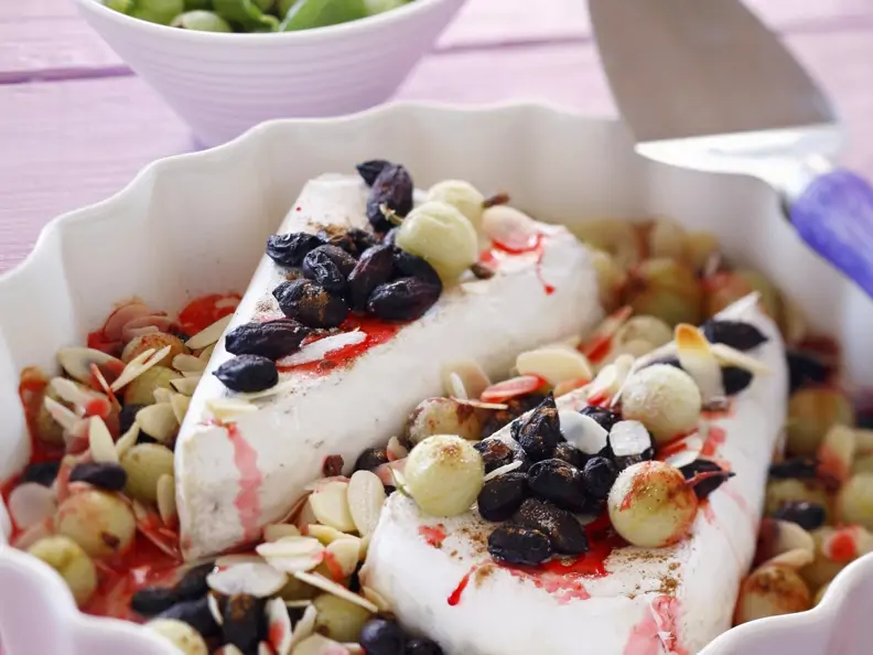 Fruchtiger Brie mit Blaubeeren, Stachelbeeren und Mandeln