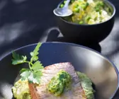 Steak mit Kräuterbutter und grünem Püree