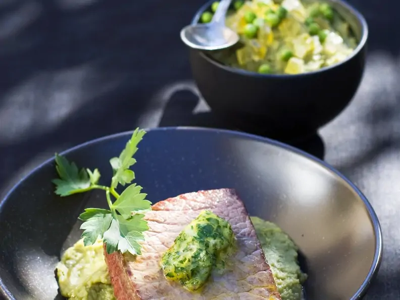 Steak mit Kräuterbutter und grünem Püree