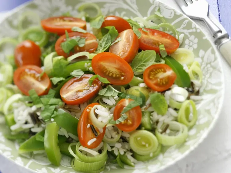 Porree-Reissalat mit Tomaten und Minze