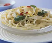Scharfe Pasta mit Zitronenabrieb und Rucola