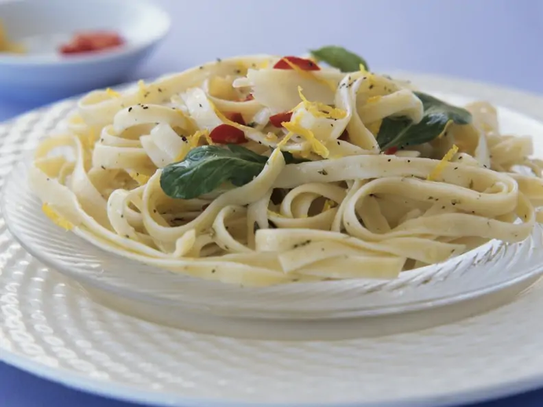 Scharfe Pasta mit Zitronenabrieb und Rucola