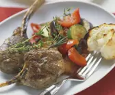 Kräuter-Lammchops mit Sommergemüse