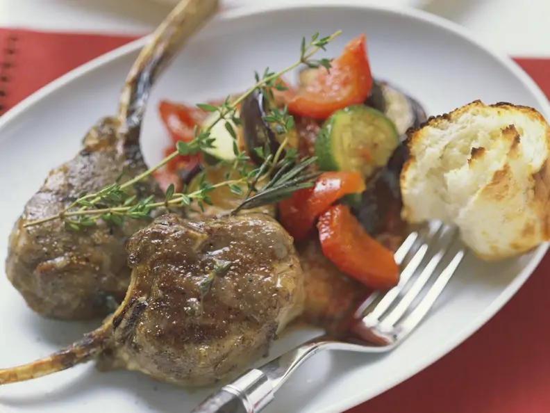 Kräuter-Lammchops mit Sommergemüse