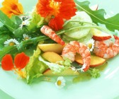 Sommersalat mit Äpfeln, Shrimps und essbaren Blüten