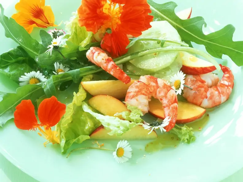 Sommersalat mit Äpfeln, Shrimps und essbaren Blüten