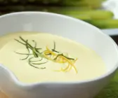 Grüner Spargel mit Soße Hollandaise