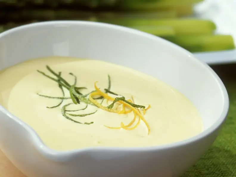 Grüner Spargel mit Soße Hollandaise