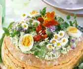 Käsetorte mit Wildkräutern, Essblüten, Eiern und Cocktailtomaten