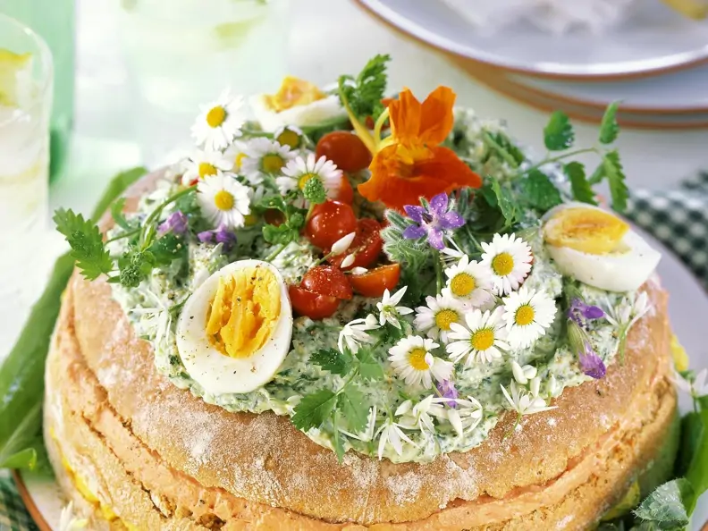Käsetorte mit Wildkräutern, Essblüten, Eiern und Cocktailtomaten