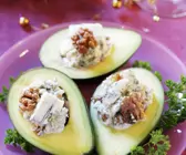 Avocado mit Gorgonzola-Walnuss-Creme gefüllt