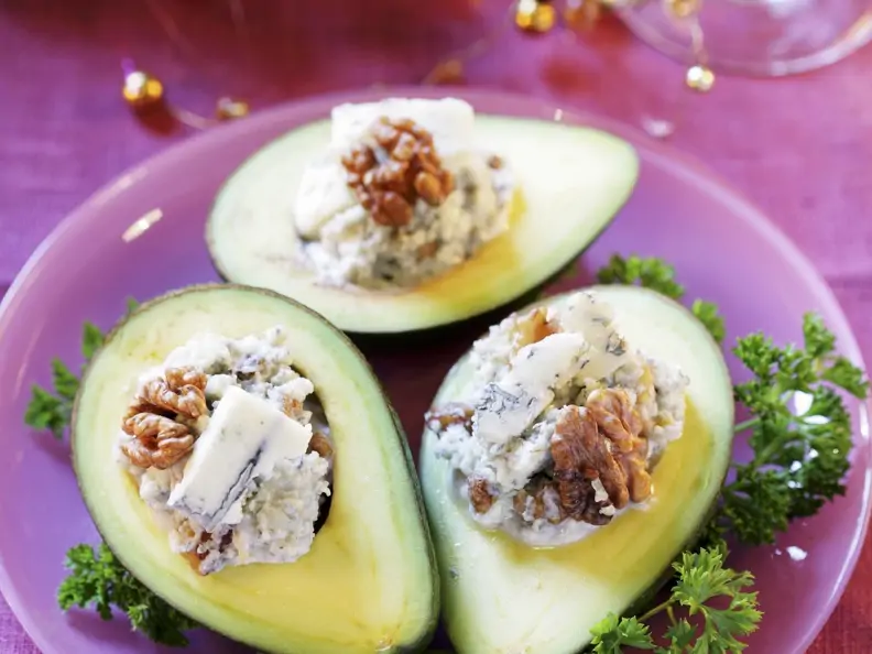 Avocado mit Gorgonzola-Walnuss-Creme gefüllt