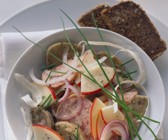 Wurstsalat mit Apfel auf bayrische Art