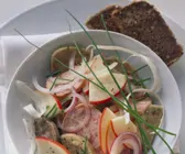 Wurstsalat mit Apfel auf bayrische Art