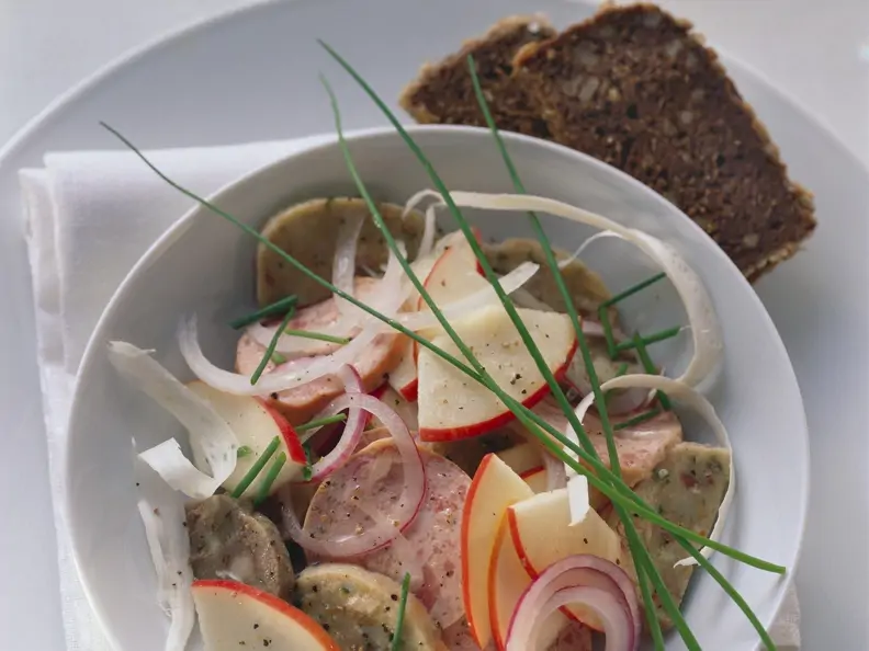Wurstsalat mit Apfel auf bayrische Art