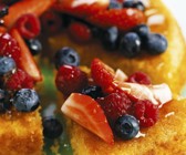 Polentakuchen mit Sommerbeeren