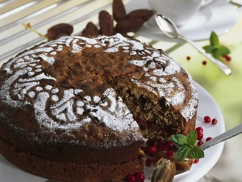 Nusskuchen mit Trockenfrüchten
