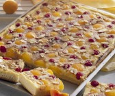 Hefekuchen mit Aprikosen und Kirschen belegt
