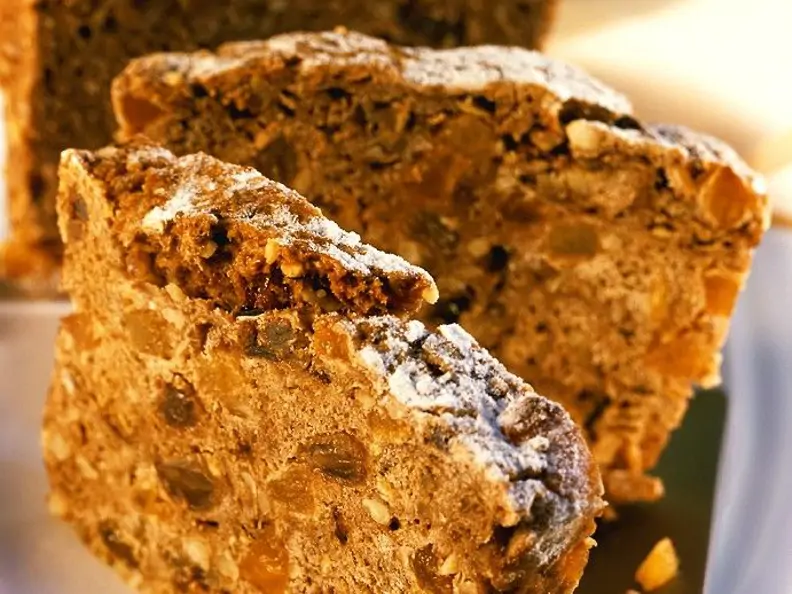Früchtebrot mit Äpfeln