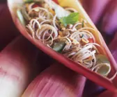 Exotischer Geflügelsalat mit Erdnüssen