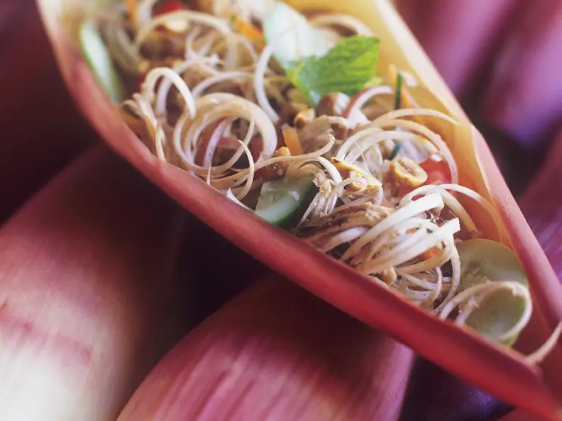Exotischer Geflügelsalat mit Erdnüssen