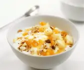 Joghurt mit Aprikosen und Nüssen