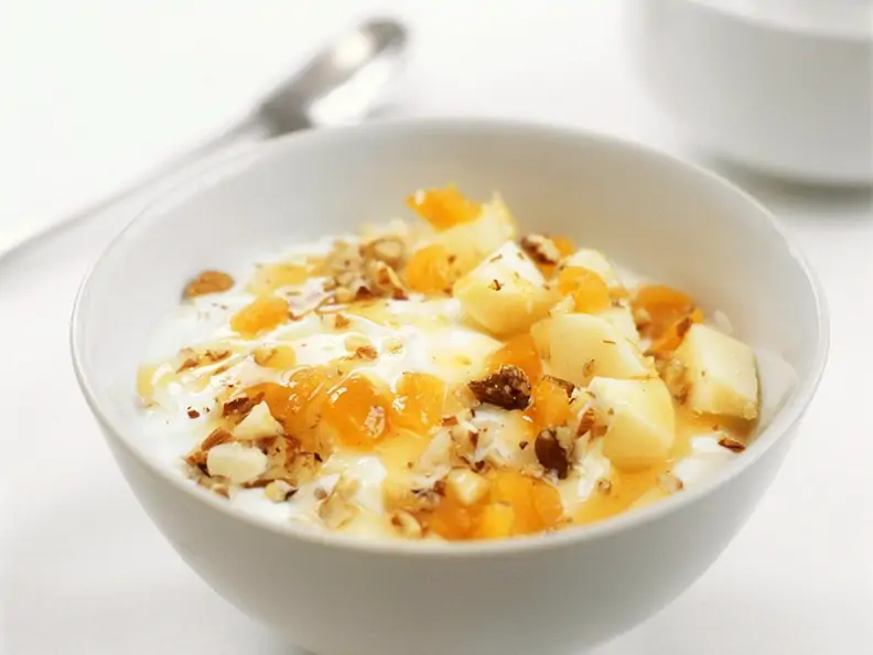 Joghurt mit Aprikosen und Nüssen