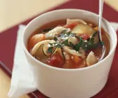 Vegetarische Minestrone mit Kartoffeln, Bohnen und Nudeln