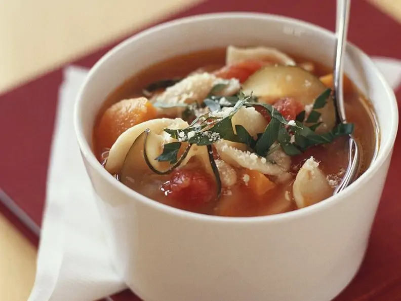 Vegetarische Minestrone mit Kartoffeln, Bohnen und Nudeln