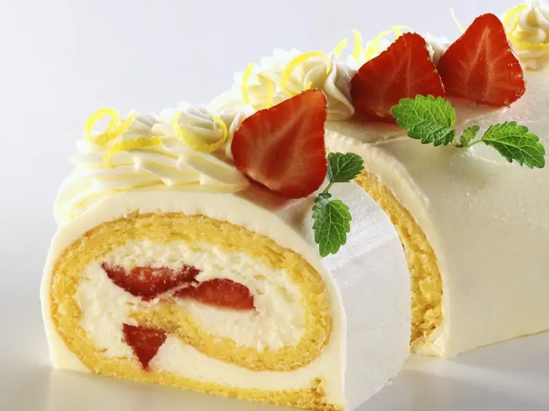Biskuitrolle mit Zitronencreme