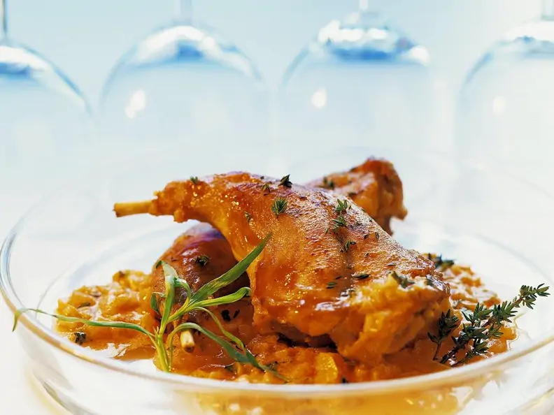 Geschmortes Kaninchen mit Senfsauce