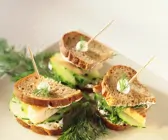 Sandwiches mit Forellencreme und Gurke