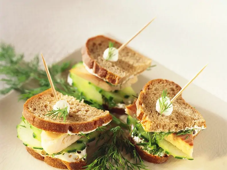 Sandwiches mit Forellencreme und Gurke