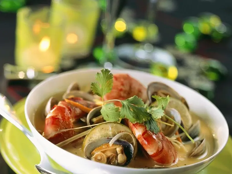 Muschelsuppe mit Garnelen