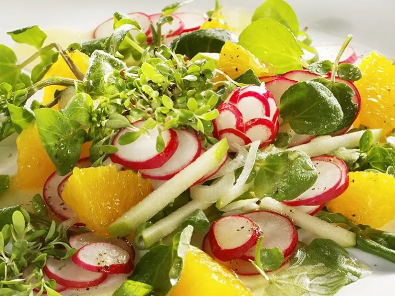 Gurken-Radieschensalat mit Orangendressing