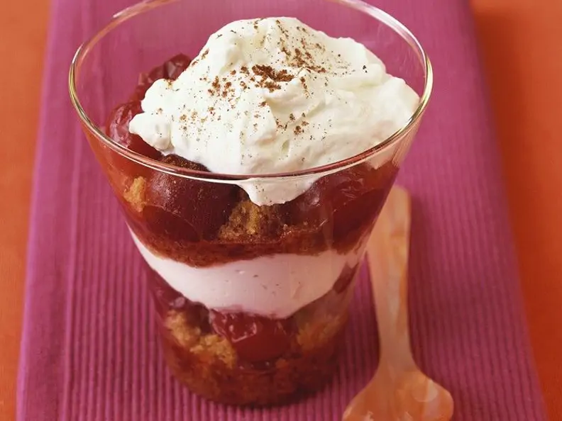 Schichtdessert mit Kirschen und Lebkuchen