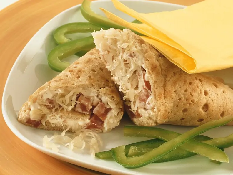 Wraps mit Sauerkraut und Salami