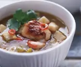 Jakobsmuschelsuppe mit Kartoffeln und Chili