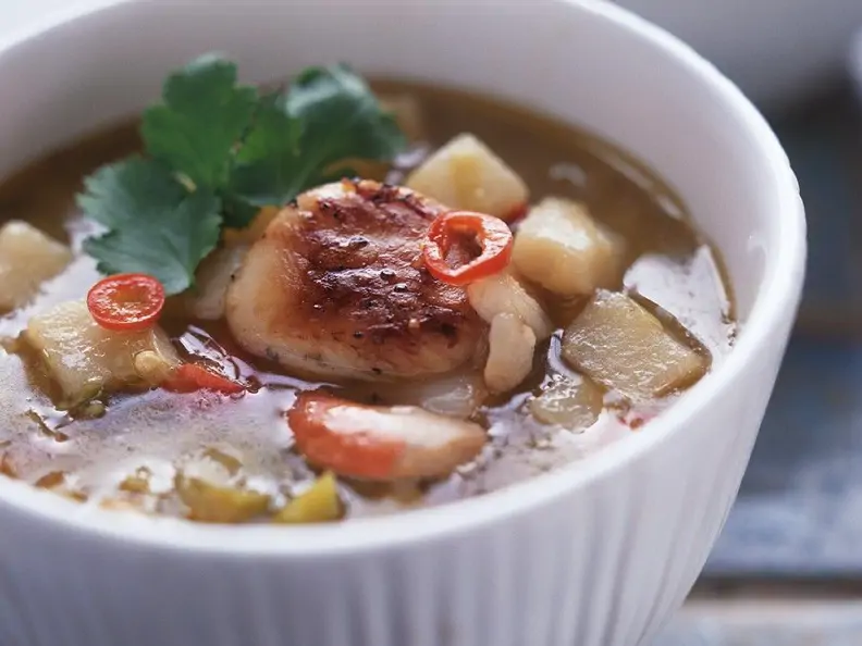Jakobsmuschelsuppe mit Kartoffeln und Chili