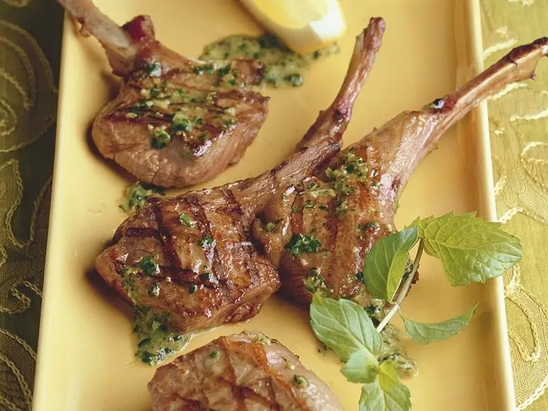 Lammkoteletts mit Minzsauce
